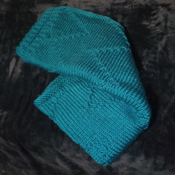 Hand Knit Thick Chevron Bed Runner in Bluebird Blue 26x64in. NEW - Picture 4 of 15